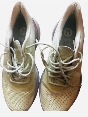 Lululemon blissful running sneakers Ladies Size 8 green w silver good condition